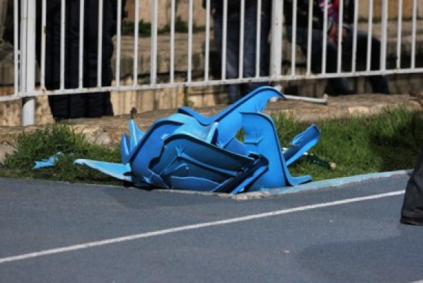 După ce au rupt scaunele de pe stadionul Farul, suporterii Oţelului au jefuit şi un magazin din Ialomiţa